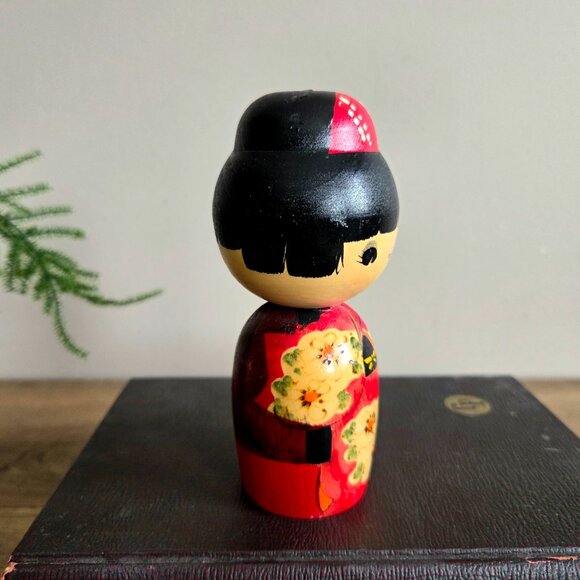 Vintage Japanese Kokeshi Carved Wooden Doll Kimono Floral Design Toy - Picture 4 of 7